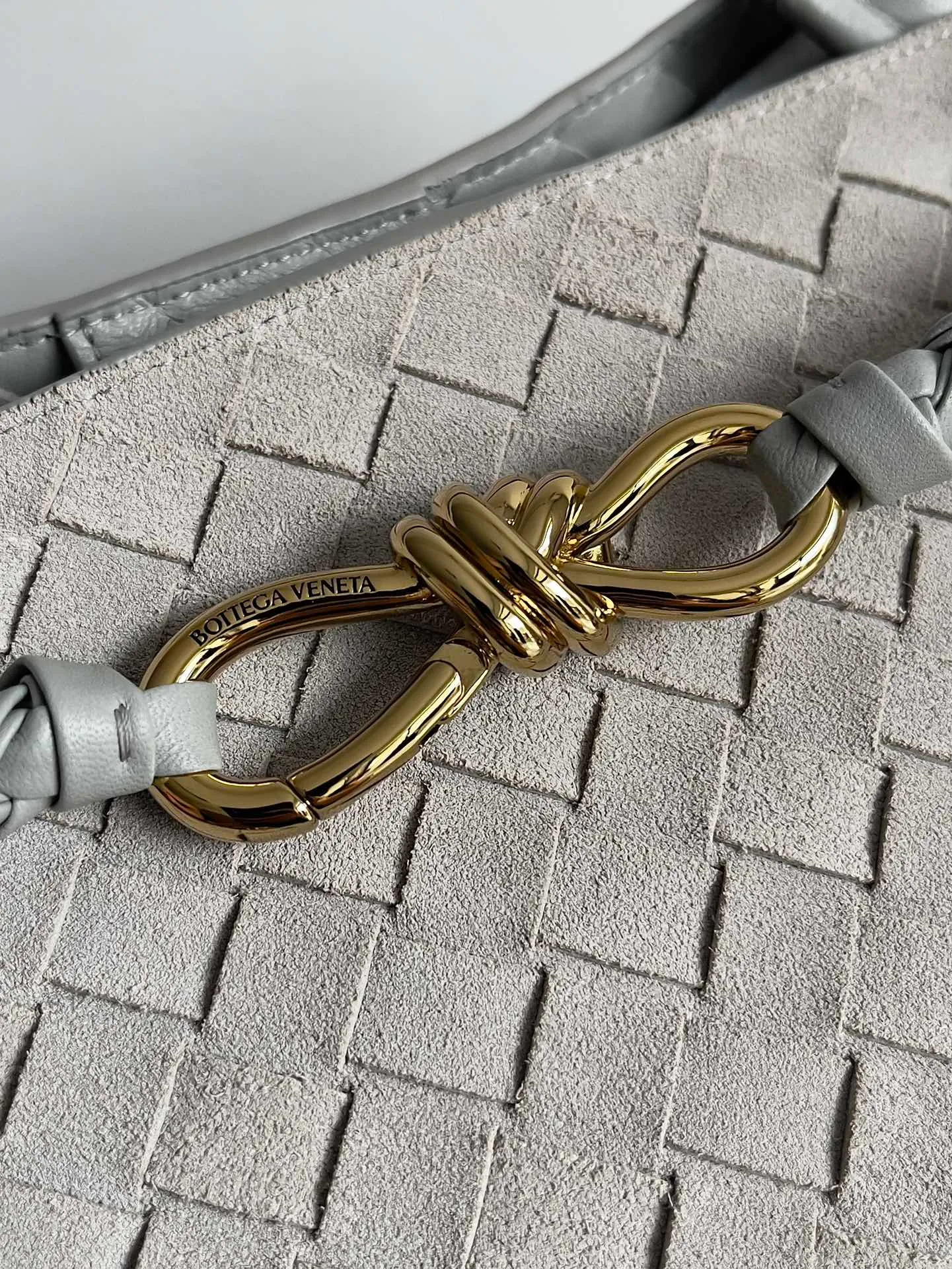 Batch 3760 Recently, the same style of bag that celebrities love is both high-end and practical. Michelle Yeoh, Kim Namjoon, Jing Boran, Tong Liya, Sun Qian, Wu Qianyu, Du Juan, Ma Yili and Bai Baihe are all carrying Bottega Veneta summer series Andiamo handbags. Andiamo has a simple structure and rounded lines. The whole piece is made of Nappa leather. It is comfortable, soft and dynamic. It adds interest to daily life and can be easily matched with various styles. Andiamo handbags are available in three sizes: small, medium and large. There are many colors to choose from, which can meet different needs. You can really carry it whether it is daily or attending events. Style number: 743575 Size: 45*22*34cm